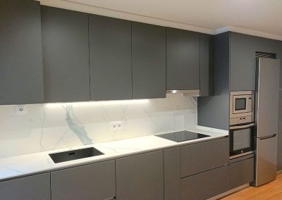 cocina en laca gris instalada en Cangas de Onís